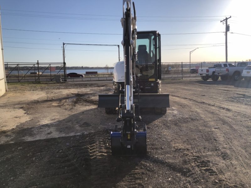 BOBCAT E35R2 HYD THUMB/COUPLER